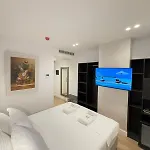 The Queen's Lion Premium *