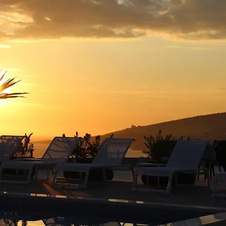 The Queen's Lion Premium Отель *