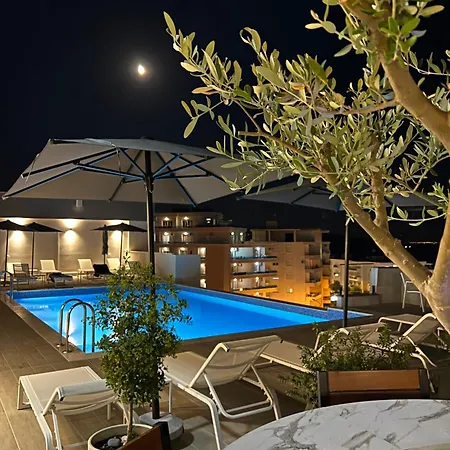 The Queen's Lion Premium Отель *