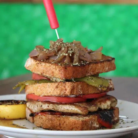 The Queen's Lion Premium Отель Саранда