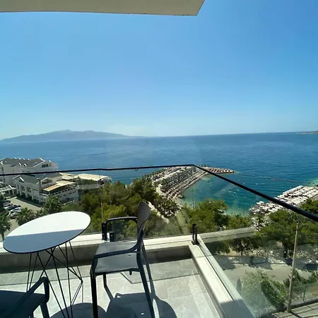 Отель The Queen's Lion Premium *