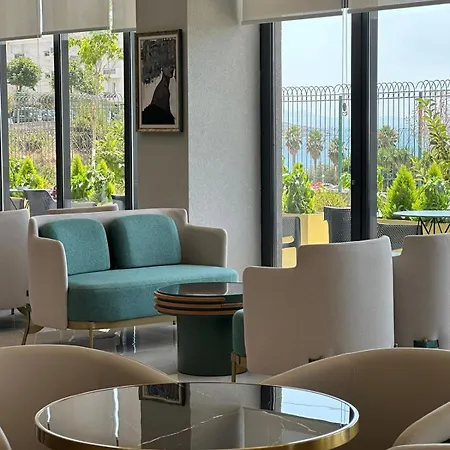 The Queen's Lion Premium * Саранда