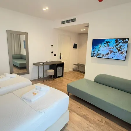 The Queen's Lion Premium Отель Саранда