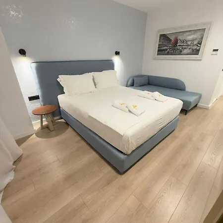 The Queen's Lion Premium * Sarande