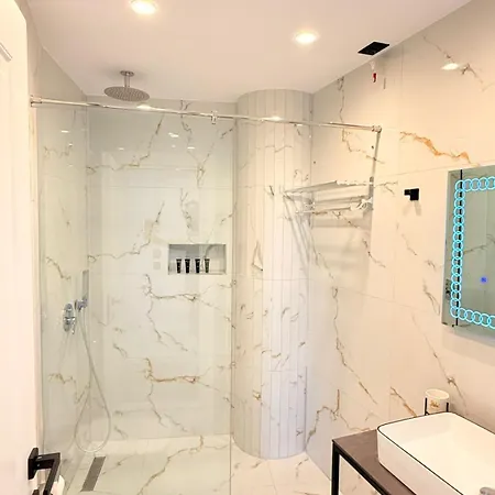 Отель The Queen's Lion Premium Саранда