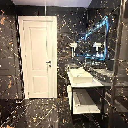 The Queen's Lion Premium *