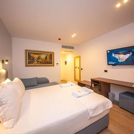 Отель The Queen's Lion Premium