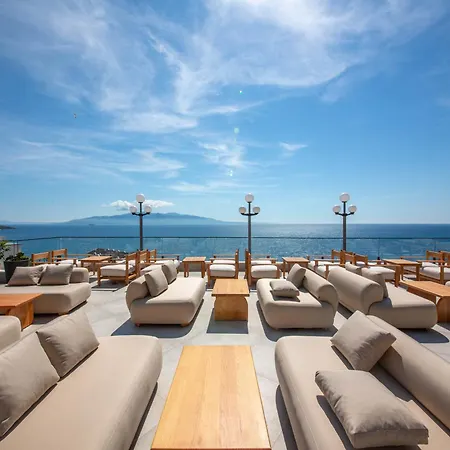 The Queen's Lion Premium *