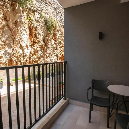 The Queen's Lion Premium * Sarande