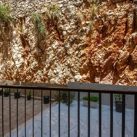 The Queen's Lion Premium Отель *