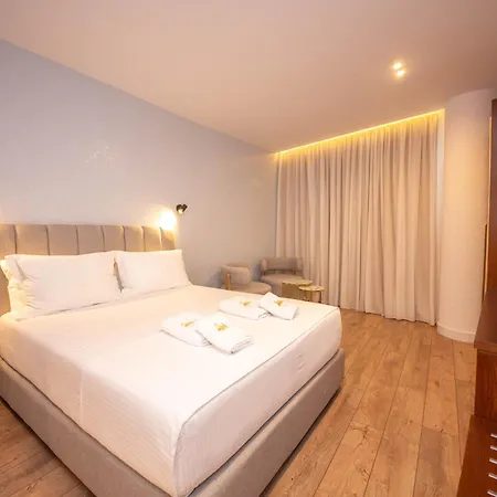 The Queen's Lion Premium *