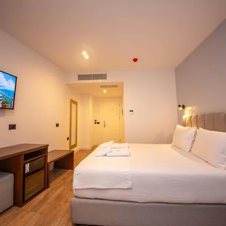 The Queen's Lion Premium Отель *