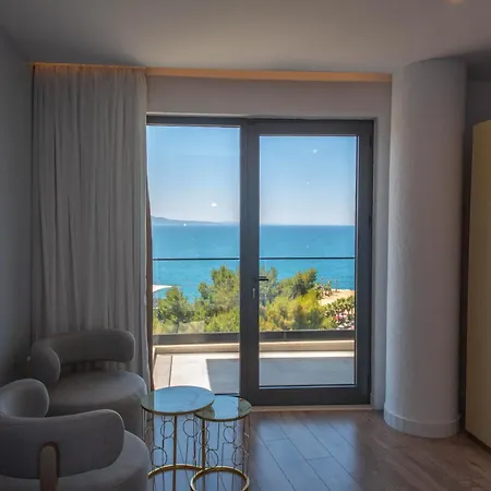 Отель The Queen's Lion Premium *