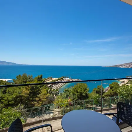 The Queen's Lion Premium