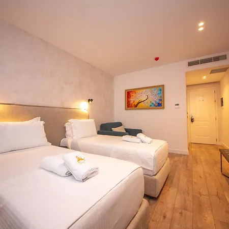 The Queen's Lion Premium Отель *