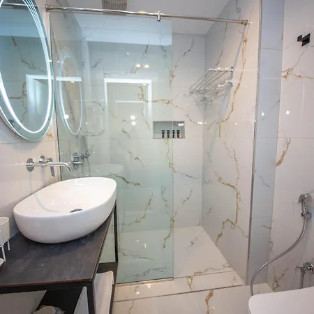 Отель The Queen's Lion Premium *