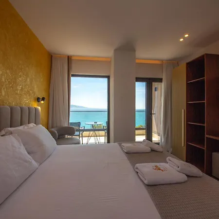 The Queen's Lion Premium