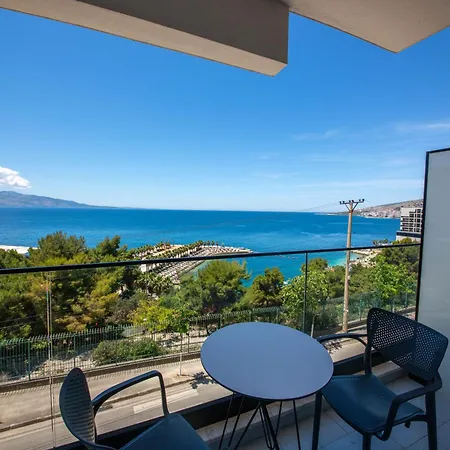 The Queen's Lion Premium *