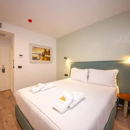 Отель The Queen's Lion Premium *