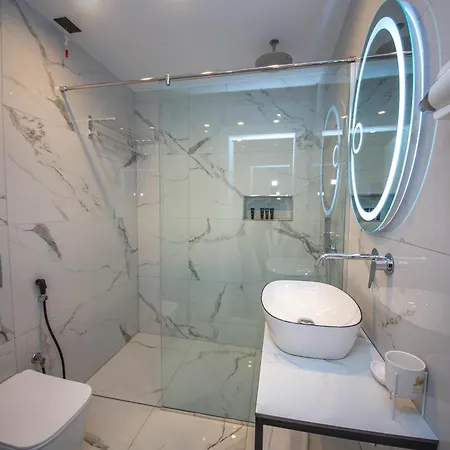 The Queen's Lion Premium Отель Саранда