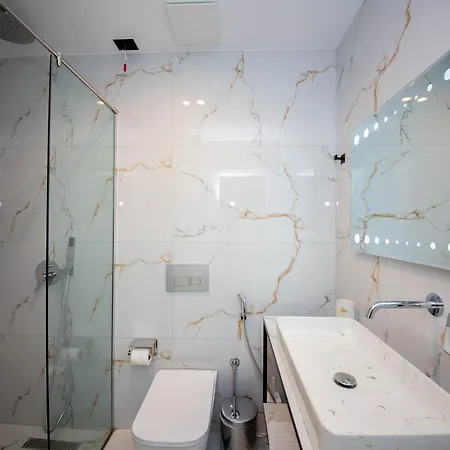 The Queen's Lion Premium Отель