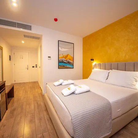 The Queen's Lion Premium * Sarande