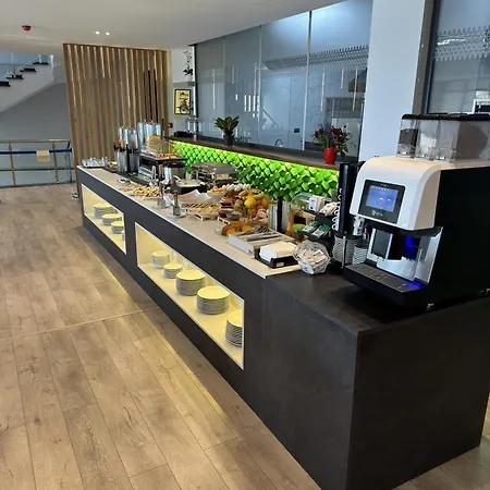 The Queen's Lion Premium