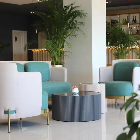 The Queen's Lion Premium Hotel *