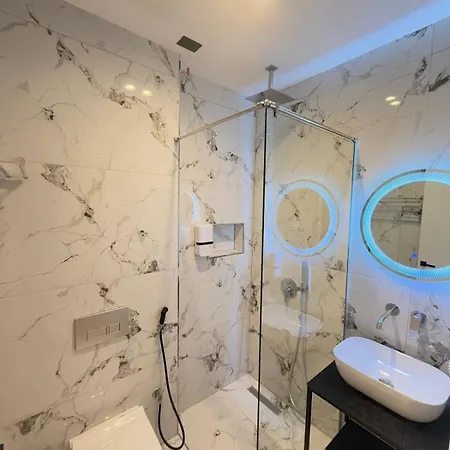 Szálloda The Queen's Lion Premium *