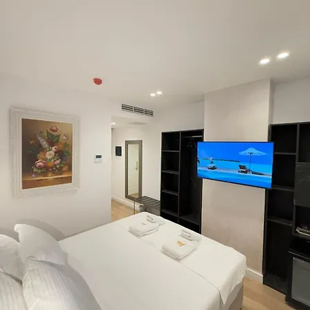 The Queen's Lion Premium *