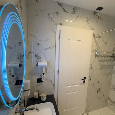 The Queen's Lion Premium Sarandë