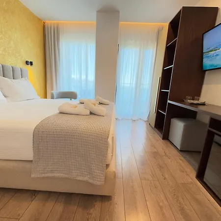 The Queen's Lion Premium