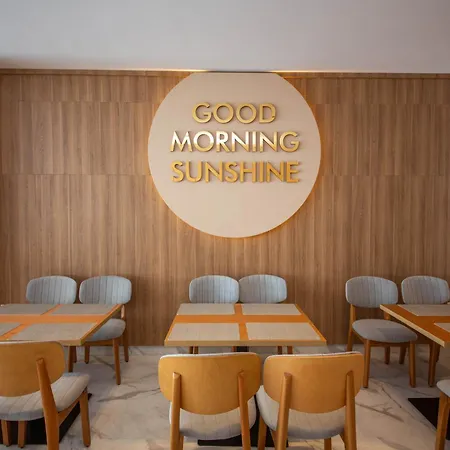 The Queen's Lion Premium