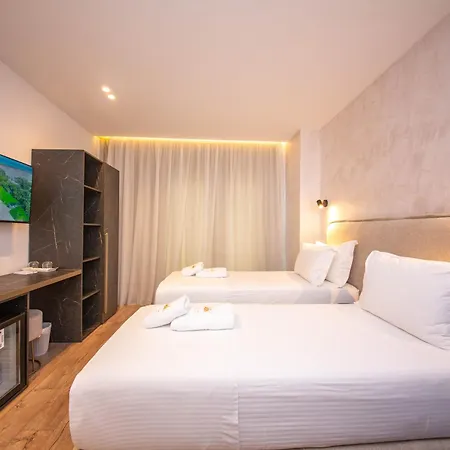 The Queen's Lion Premium * Sarandë