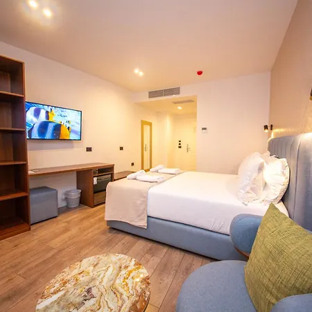 The Queen's Lion Premium * Sarandë