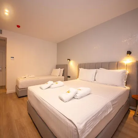 The Queen's Lion Premium Sarandë