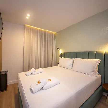 The Queen's Lion Premium Sarandë