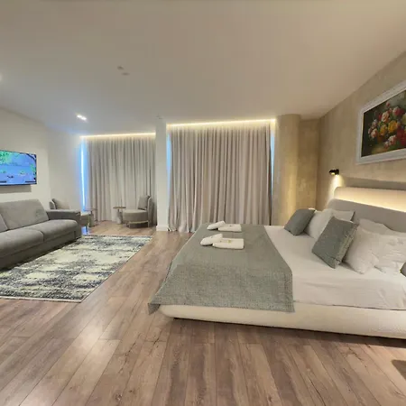 The Queen's Lion Premium Sarandë