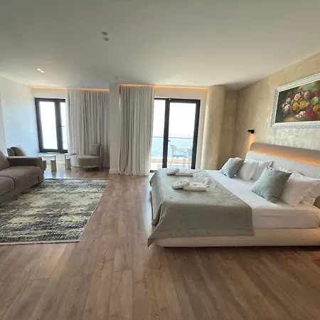 The Queen's Lion Premium * Sarandë
