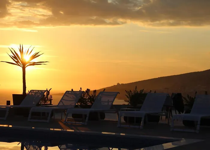 The Queen's Lion Premium Hotel *