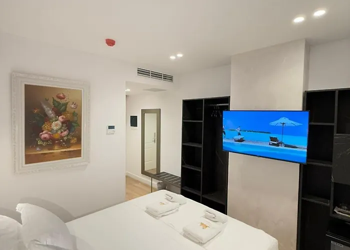 The Queen's Lion Premium *