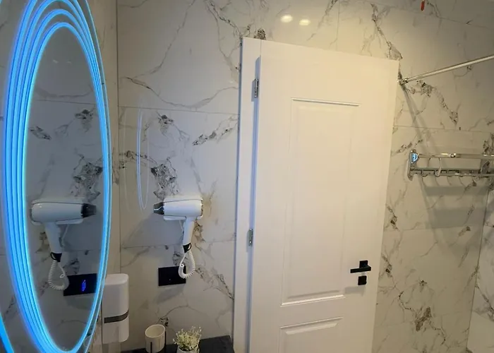 The Queen's Lion Premium Sarandë