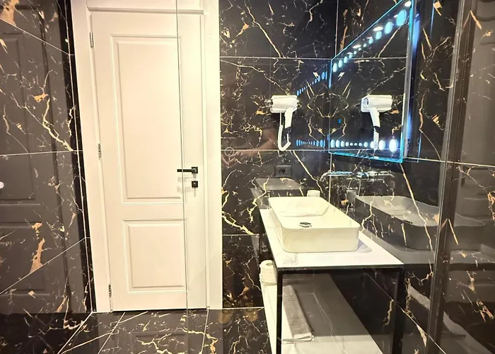 The Queen's Lion Premium *