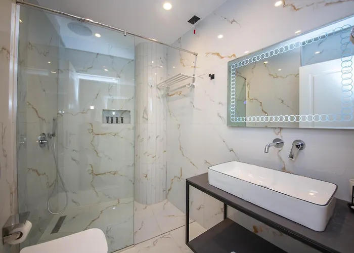 The Queen's Lion Premium Hotel