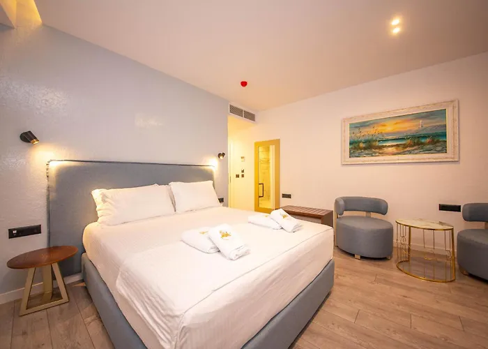 The Queen's Lion Premium Saranda