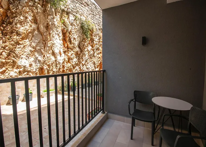 The Queen's Lion Premium * Sarandë