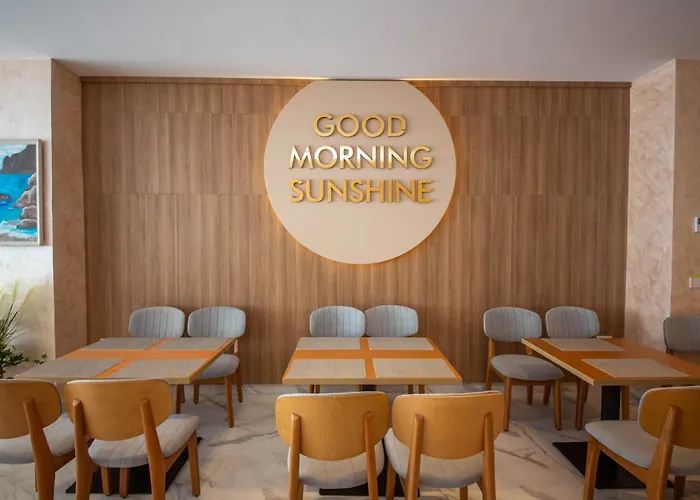 The Queen's Lion Premium