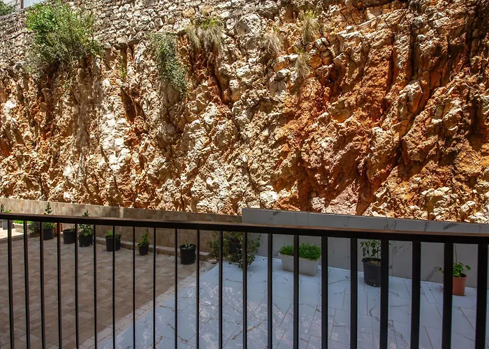 The Queen's Lion Premium Otel *