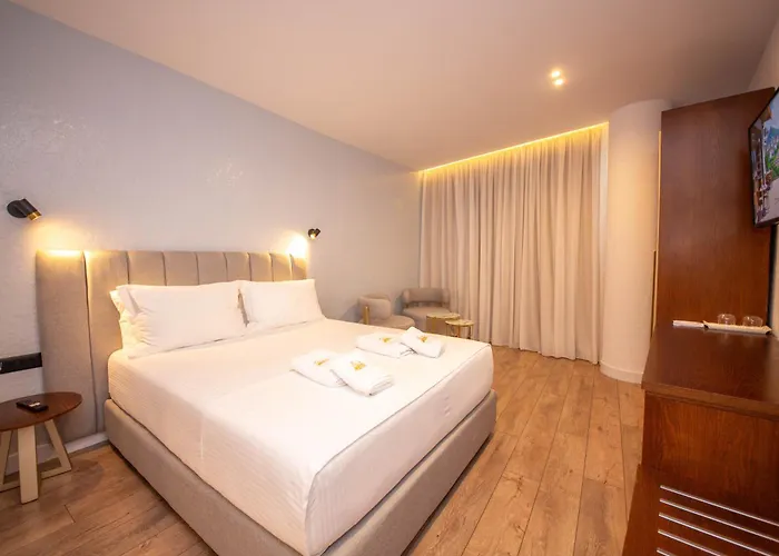 The Queen's Lion Premium *