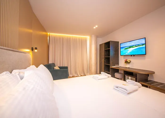 The Queen's Lion Premium